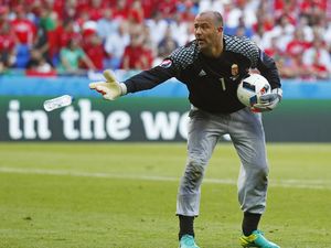 Siapa Mau Beli Celana Panjang ala Gabor Kiraly? Siapa Mau Beli Celana Panjang ala Gabor Kiraly?