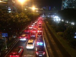 Hujan Reda, Jalan Sudirman Arah Senayan Masih Macet Parah