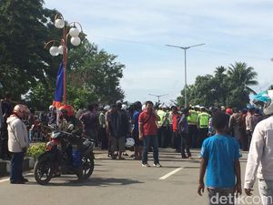 Jayapura Rusuh, Puluhan Orang Mengamuk Rusak dan Bakar Rumah Jayapura Rusuh, Puluhan Orang Mengamuk Rusak dan Bakar Rumah