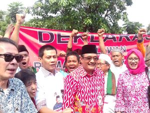 Kenakan Batik PDIP Saat Temui Warga, Djarot: Saya Anak Cucu Banteng