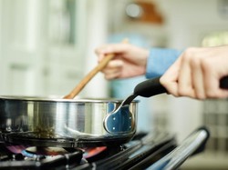 Mau Memanaskan Makanan untuk Sahur? Perhatikan Dulu Jenis Bahan Makanannya