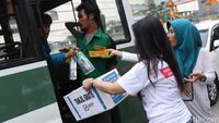 Bagi-bagi Takjil Gratis di Thamrin