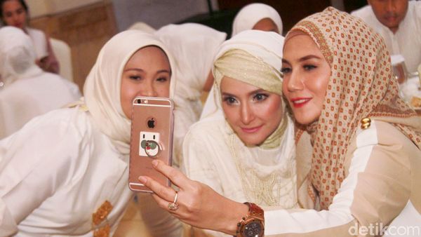 Marini Zumarnis Asyik Selfie Bareng Inneke Koesherawati