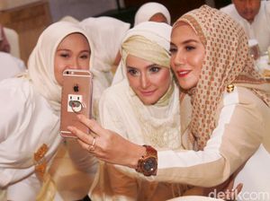 Marini Zumarnis Asyik Selfie Bareng Inneke Koesherawati