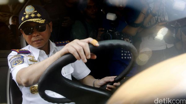 Jonan Cek Kelayakan Bus di Terminal Kp Rambutan