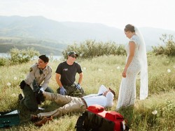 Hati-hati! Foto Pre Wedding di Rerumputan, Calon Pengantin Ini Digigit Ular