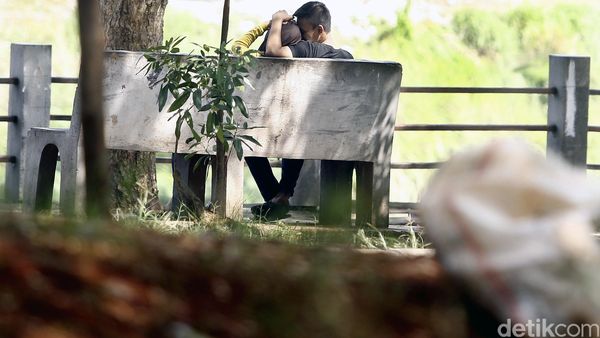 Jangan Tiru Gaya Ngabuburit di Kawasan BKT ini!
