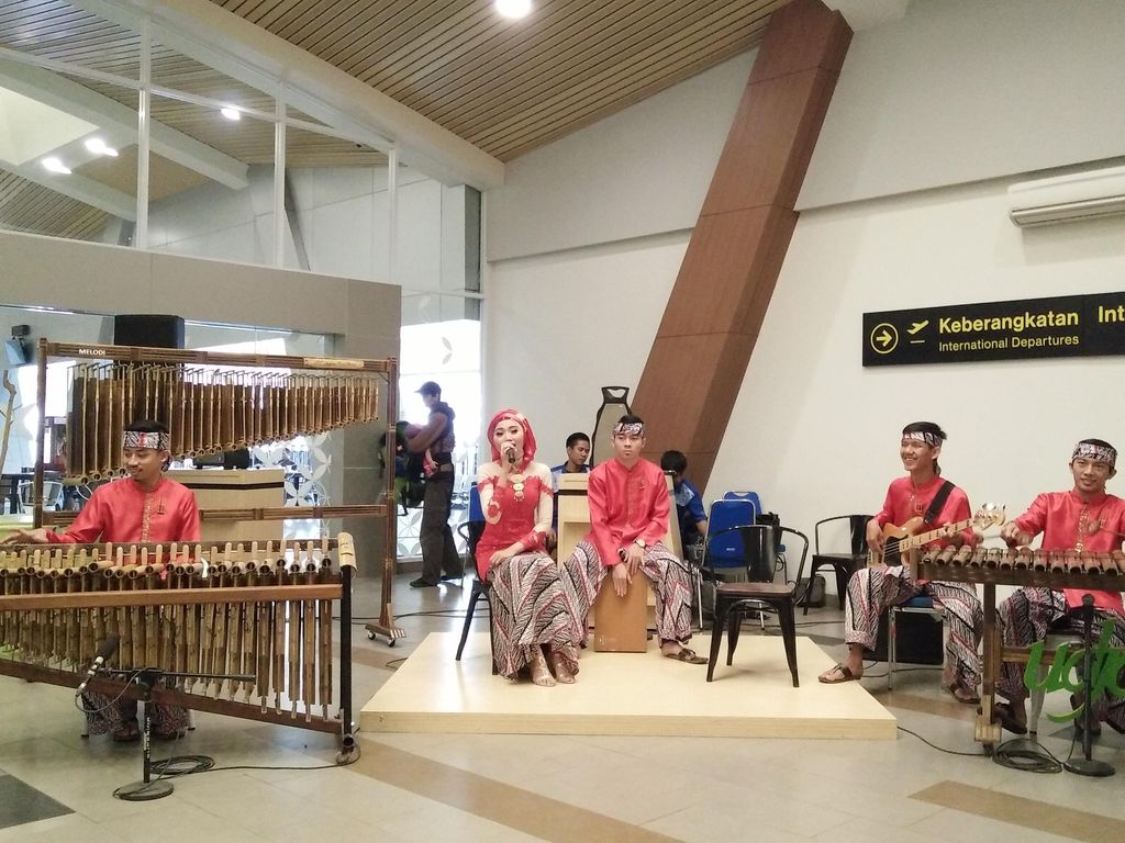Angkasa Pura II Gandeng Angklung Udjo Jamu Pengunjung di Bandara