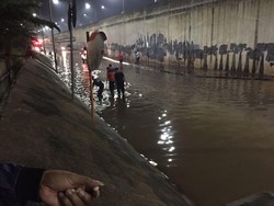 Petugas Sedot Banjir di Kolong Tol JORR Meruya Utara, Lalin Dialihkan