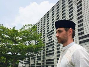 Cerita Traveler Mualaf dari Belanda Saat Belajar Salat