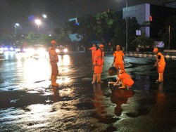 Ada Pasukan Oranye, Genangan di Kawasan Medan Merdeka Cepat Surut