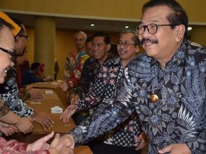 Gubernur Jawa Timur Minta Spin Off Unit Syariah Bank Jatim Ditunda Gubernur Jawa Timur Minta Spin Off Unit Syariah Bank Jatim Ditunda