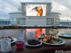 Ngabuburit di Atas Kapal Pesiar Sambil Menanti Matahari Tenggelam
