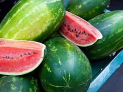 Ini Alasan Orang China Gemar Mengetuk Buah Semangka