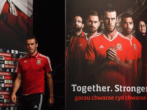 Bale: Kalau Mau, Suporter Inggris Silakan Dukung Wales