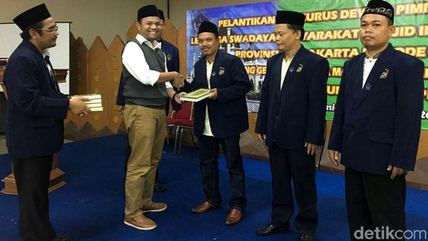 Muhamad Idrus Wakafkan Alquran ke LSM MI