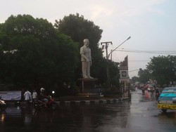 Ramadan Toleran di Purwakarta, Berbagi Takjil di Patung Gus Dur