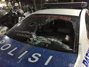 Ini Penampakan Mobil Polisi yang Rusak Akibat Diamuk Suporter di GBK