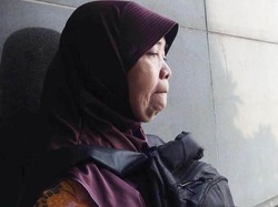 Jemput Anak yang Ditangkap Polisi usai Nonton Persija, Endang Terisak-isak