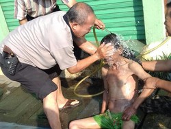 Aiptu Ponijan, Polisi yang Tak Jijik Memandikan Gelandangan di Menteng