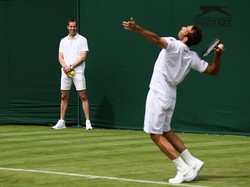 Petr Cech Jadi Ball Boy Dadakan di Arena Latihan Wimbledon
