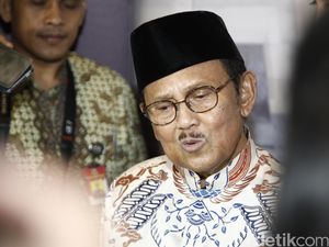 Perayaan Lanjutan bagi Habibie di Atas Pesawat Perayaan Lanjutan bagi Habibie di Atas Pesawat
