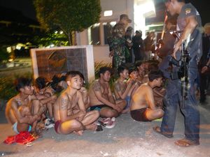 Dirazia Petugas, Puluhan Remaja Ngaku Mau SOTR Tapi Bawa Senjata Tajam Dirazia Petugas, Puluhan Remaja Ngaku Mau SOTR Tapi Bawa Senjata Tajam