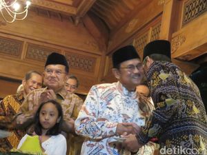 Kehangatan Saat Habibie Beri Potongan Tumpeng yang Pertama ke Jokowi