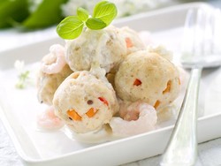 Bola Ayam Isi Telur dengan Saus Kacang yang Enak untuk Berbuka Puasa