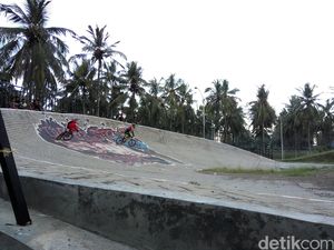 Ngabuburit Sambil Lihat Rider Latihan di Sirkuit BMX Muncar Banyuwangi
