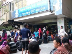 Lelah Berdesakan, Pengunjung Beristirahat di Depan Pasar Tanah Abang