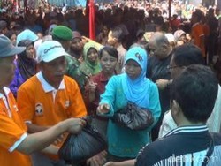 Ketika Warga Berjuang Mendapatkan Sembako di Blitar