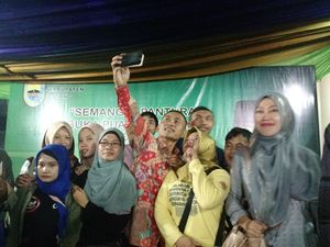 Bermaksud Kumpulkan Balung Pisah, Bupati Yoyok Jadi Sasaran Selfie