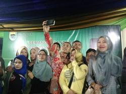 Bermaksud Kumpulkan Balung Pisah, Bupati Yoyok Jadi Sasaran Selfie