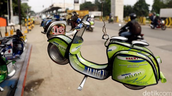 Menyulap Kaleng Bekas Jadi Miniatur Vespa
