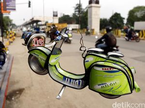 Menyulap Kaleng Bekas Jadi Miniatur Vespa