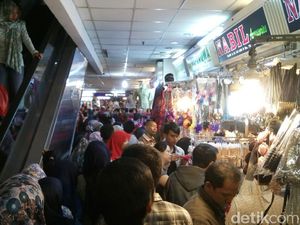 THR Cair, Pasar Tanah Abang Diserbu Pembeli