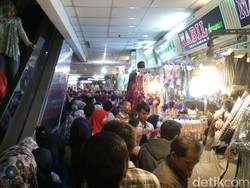 THR Cair, Pasar Tanah Abang Diserbu Pembeli