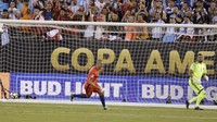 Pada babak adu penalti, Chile akhirnya menang dengan skor 4-2. Adam Hunger-USA TODAY Sports.