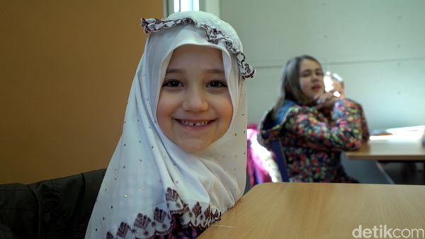 Anak Muslim Budapest Belajar Alquran