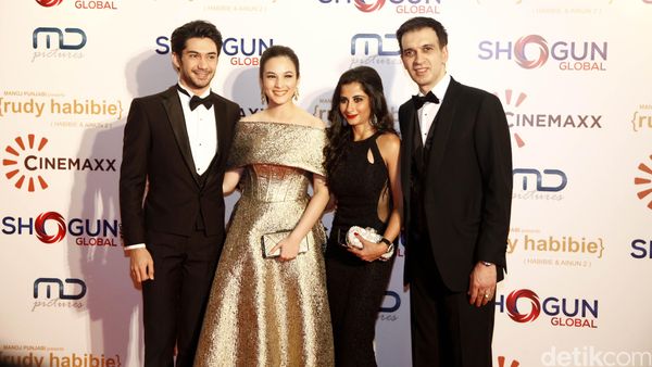 Sederet Selebriti Tampil Elegan di Pemutaran Film Rudy Habibie