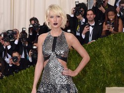 Penampilan Taylor Swift Pakai Kostum Deadpool Pinjaman Ryan Reynolds