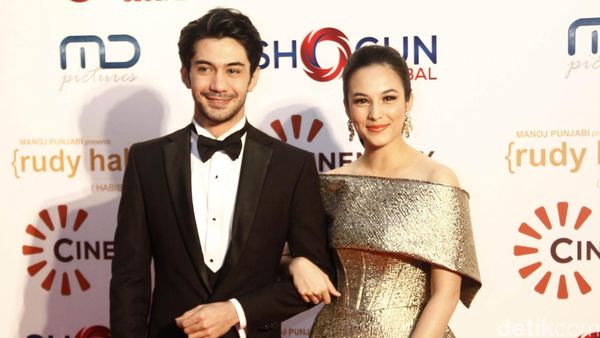 Chelsea Islan dan Reza Rahadian Menawan di Red Carpet Rudy Habibie