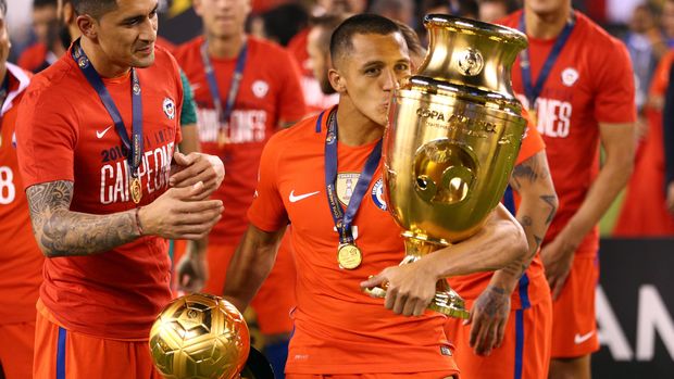 Jun 26, 2016; East Rutherford, NJ, USA; Chile forward Alexis Sanchez (7) kisses the championship trophy after winning the championship match of the 2016 Copa America Centenario soccer tournament against Argentina at MetLife Stadium. Chile defeated Argentina 0-0 (4-2). Mandatory Credit: Brad Penner-USA TODAY Sports