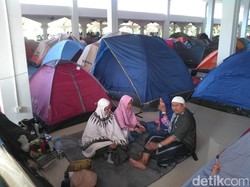 Keluarga dari Pontianak ini Ikut Bangun Tenda untuk Itikaf di Masjid Habiburrahman
