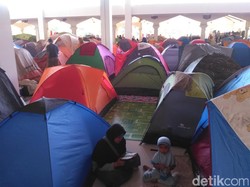 Kisah Ratusan Tenda di Masjid Habiburrahman Bandung