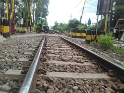 Hendak Putar Balik, Pemotor Tewas Tersambar KRL di Pasar Minggu