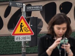 Seoul Pasang Rambu Bahaya Zombie Ponsel di Jalan