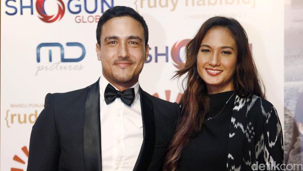Nadine Chandrawinata Gandeng Hamish Daud di Red Carpet Rudy Habibie