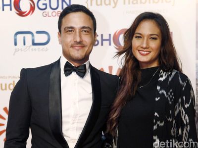 Nadine Chandrawinata Gandeng Hamish Daud di Red Carpet Rudy Habibie